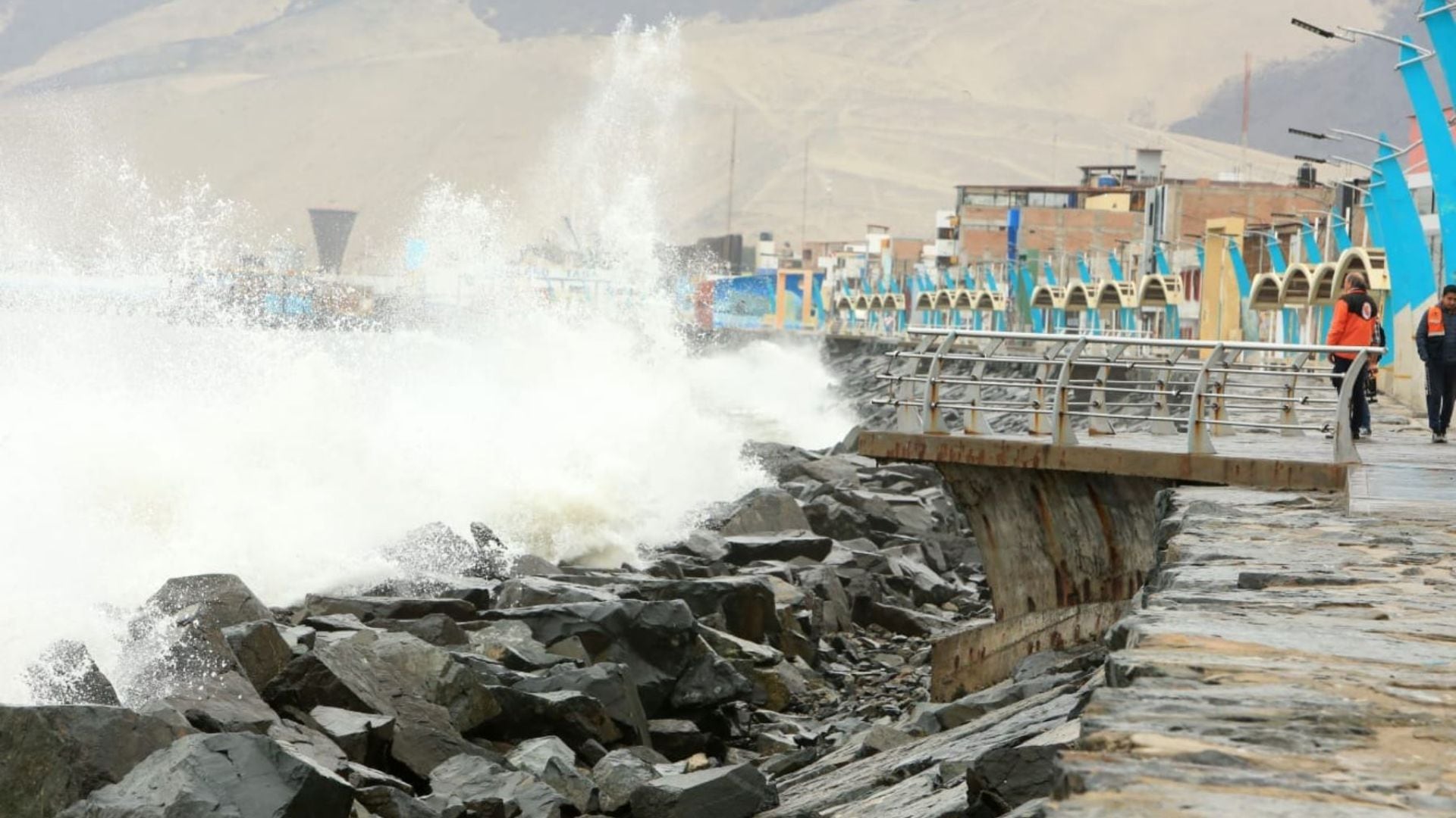 Aumenta a 94 el número de puertos cerrados por oleajes anómalos en pleno feriado de Semana Santa