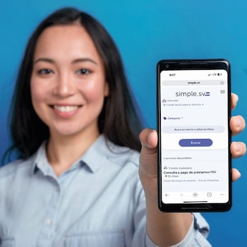 Una usuaria muestra la plataforma