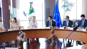 Alta representante de la Unión para Asuntos Exteriores en Europa, Kaja Kallas, y Roberto Velasco destacan el fin de las barreras comerciales con la firma del Acuerdo Global. (Foto: SRE)