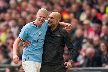 El técnico del Manchester City Pep Guardiola abraza a Erling Haaland durante las semifinales de la Copa FA ante el Sheffield United en el Estadio Wembley el sábado 22 de abril del 2023. (AP Foto/Alastair Grant)