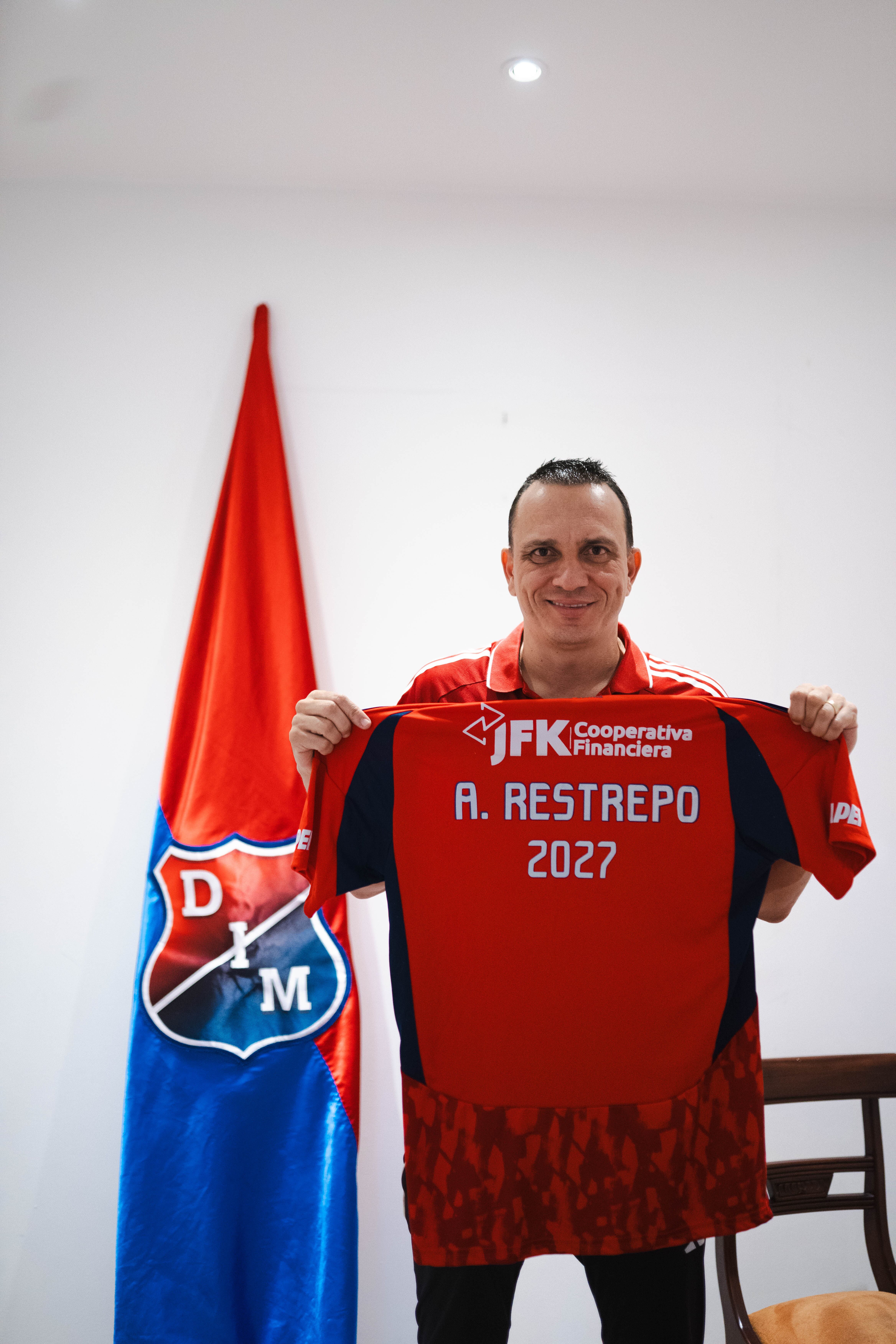 Alejandro Restrepo estará con el DIM hasta 2027 - crédito Jefatura de Prensa de Independiente Medellín