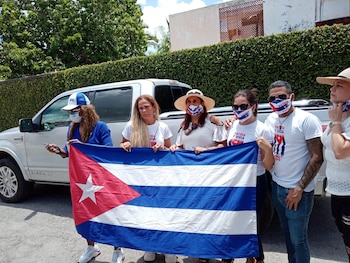 Un pequeño grupo de cubanos