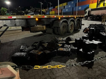 La droga estaba oculta en un camión que iba a ingresar al puerto (Policía Federal de Brasil)