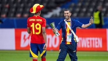 Mounir Nasraoui, padre de Lamine Yamal, junto a su hijo en la celebración de la Eurocopa.