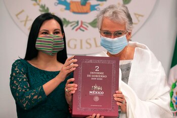 Fotografía cedida por la Cámara de Diputados, que muestra a la ministra de Gobernación Olga Sánchez Cordero (d) y a la presidenta de la Cámara de Diputados la diputada Laura Rojas posando con el segundo informe de Gobierno. EFE/Cámara de Diputados/SOLO USO EDITORIAL