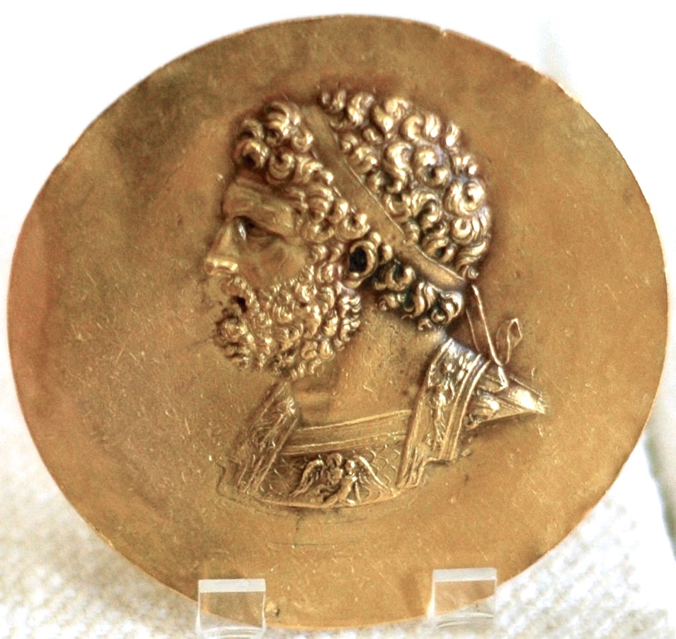 Medallón de victoria con la efigie de Filipo II, fundador de la ciudad y padre de Alejandro Magno. (Wikimedia/DP)