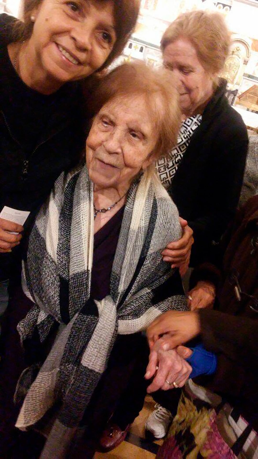 Fiel a su fe, para cada cumpleaños pide como único regalo la celebración de una misa en agradecimiento por los años de vida.