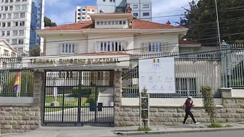 Cinco regiones de Bolivia celebran debates simultáneos de los candidatos a gobernadores de cara al balotaje