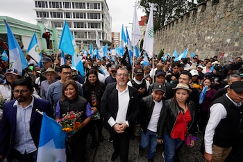 Foto de archivo:El presidente electo Bernardo Arévalo, en el centro, encabeza una marcha en protesta por la interferencia judicial en las elecciones que ganó en agosto en la Ciudad de Guatemala, el jueves 7 de diciembre de 2023. Arévalo asumirá el cargo el 14 de enero de 2024. (AP Foto/Moisés Castillo)