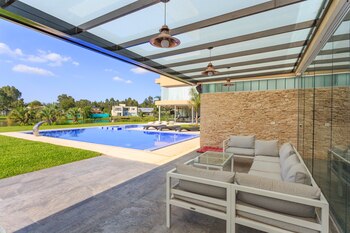 Pérgola que da hacia el