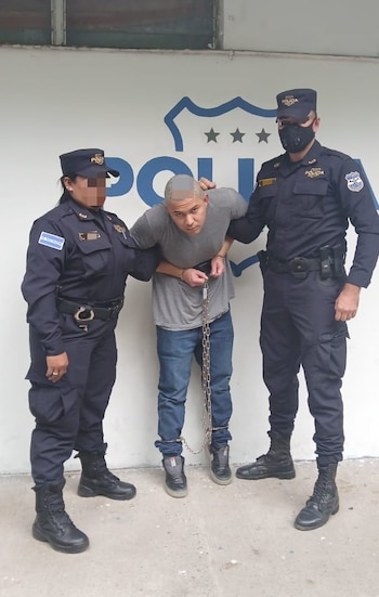Ricardo Antonio Mendoza Ágreda, alias “Chino”, homeboy de la pandilla 18 Sureños, fue ubicado en Chiapas, México. Este sujeto posee antecedentes vigentes desde 2012 por extorsión, agrupaciones ilícitas y resistencia. (Publicación: Gustavo Villatoro, Ministro de Justicia y Seguridad)