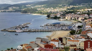 El pueblo de Galicia que cuenta con una isla propia: playas para todos los gustos, conserveras e historias de piratas y marineros