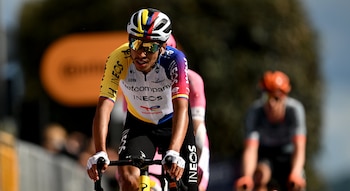 Egan Bernal está en el puesto 15 de la clasificación general a un minuto de regresar al top 10 de la competencia - crédito Netcompany Ineos