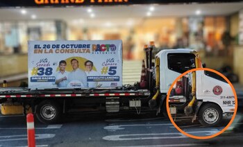 Este fue el vehículo tipo grúa que tenía un logo de la Defensa Civil - crédito @jjUscategui/X
