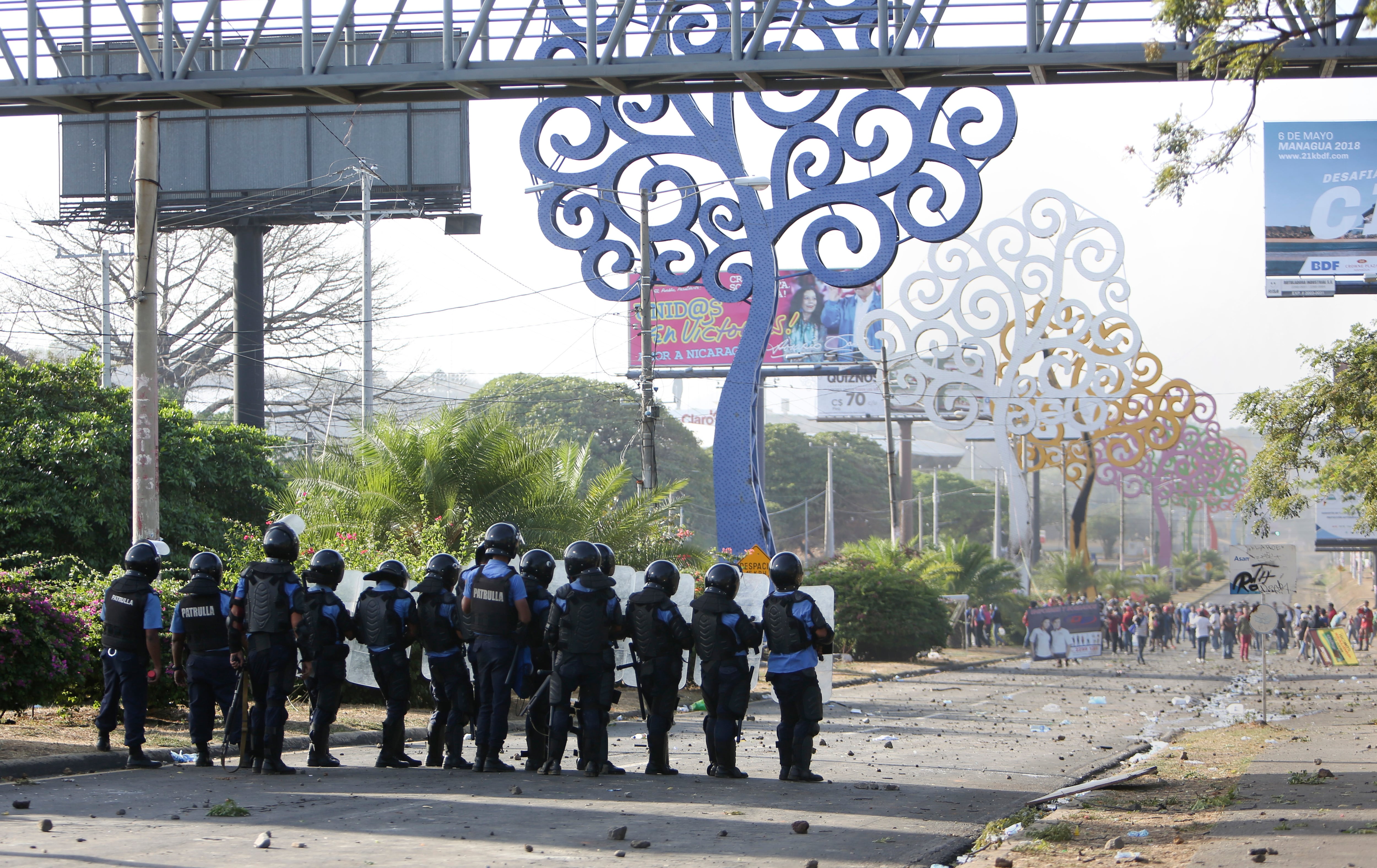 Policías reprimiendo a manifestantes en Managua, Nicaragua, el 20 de abril de 2018 (AP Foto/Alfredo Zuniga/Archivo)