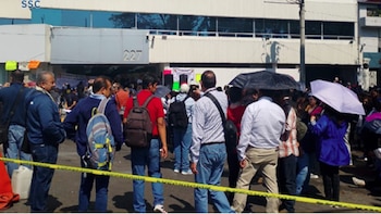 Cerrado lateral de Viaducto Agrarismo, trabajadores Salud