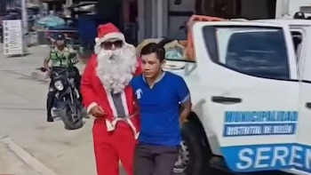 Policía disfrazado como Papá Noel
