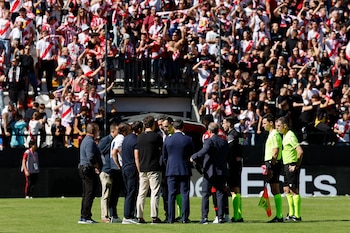 La protesta de los aficionados del Rayo. (EFE/ Mariscal)