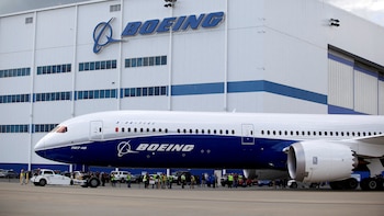 La FAA ordenó inspecciones en aviones Boeing 787 por un defecto que podría provocar grietas en las alas