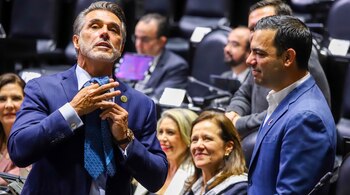 De Morena al azul del PAN: Sergio Mayer protagoniza momento inesperado en Diputados