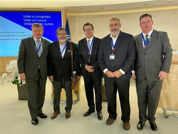 Héctor Daer y Gerardo Martínez, de la CGT, con Claudio Moroni