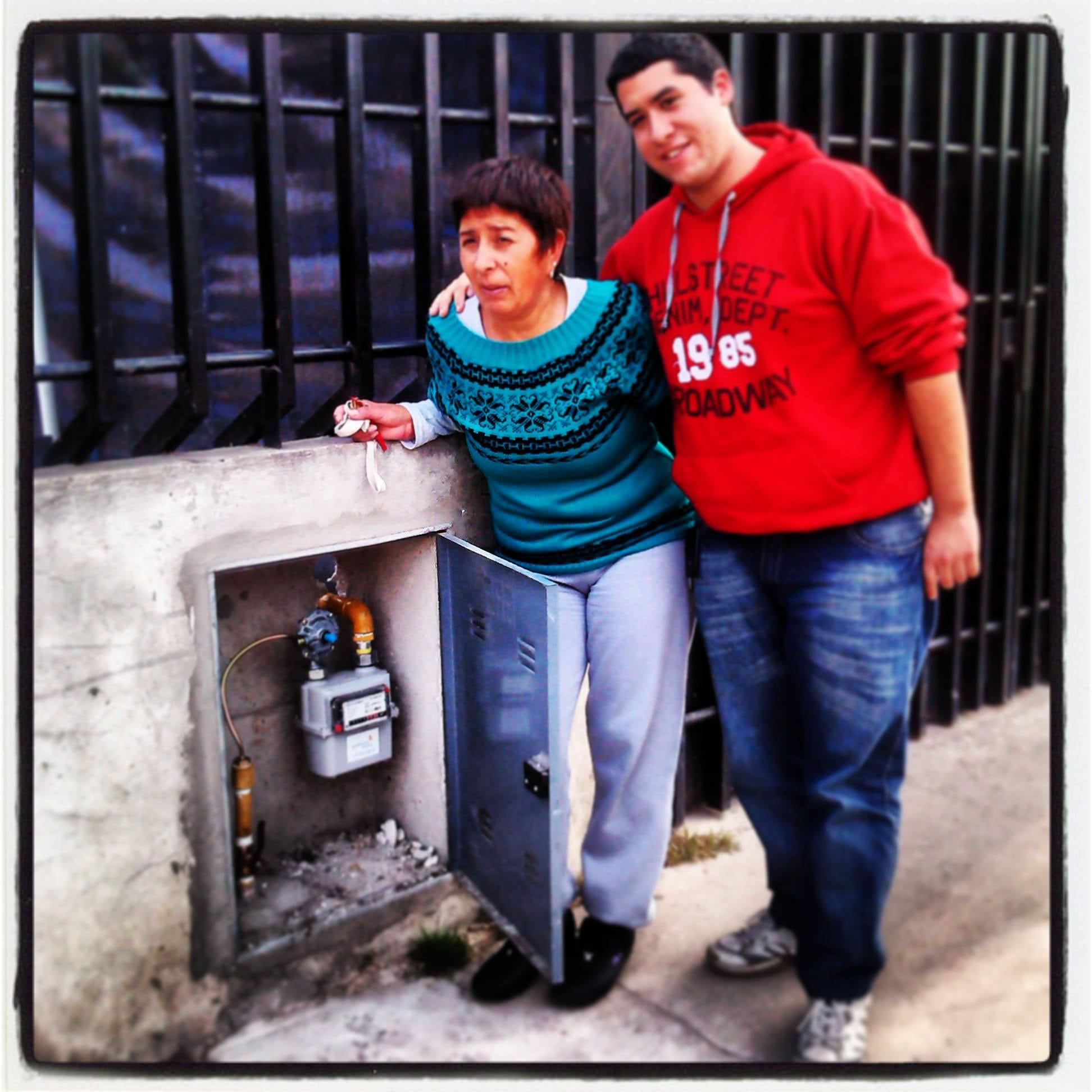 Vecinos del Cuartel V, junto a su conexión domiciliaria