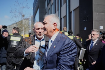 El príncipe heredero iraní exiliado, Reza Pahlavi, fue rociado con líquido rojo en Berlín