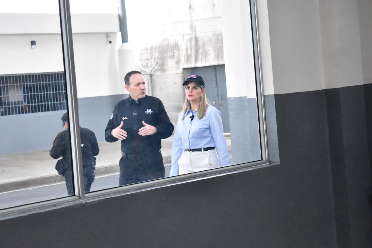 Laura Fernández participó de una reunión previa al recorrido con el ministro de Justicia y Seguridad de El Salvador, Gustavo Villatoro; el ministro de Defensa, René Francis Merino Monroy, y autoridades de ambos países. (Infobae Centroamérica/Emerson Del Cid)