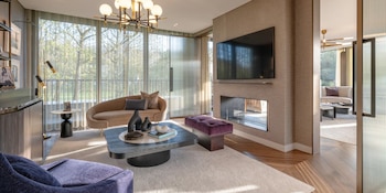 Uno de los salones del ático en el que vivió Ariana Grande mientras grababa 'Wicked' (Sotheby's International Realty)
