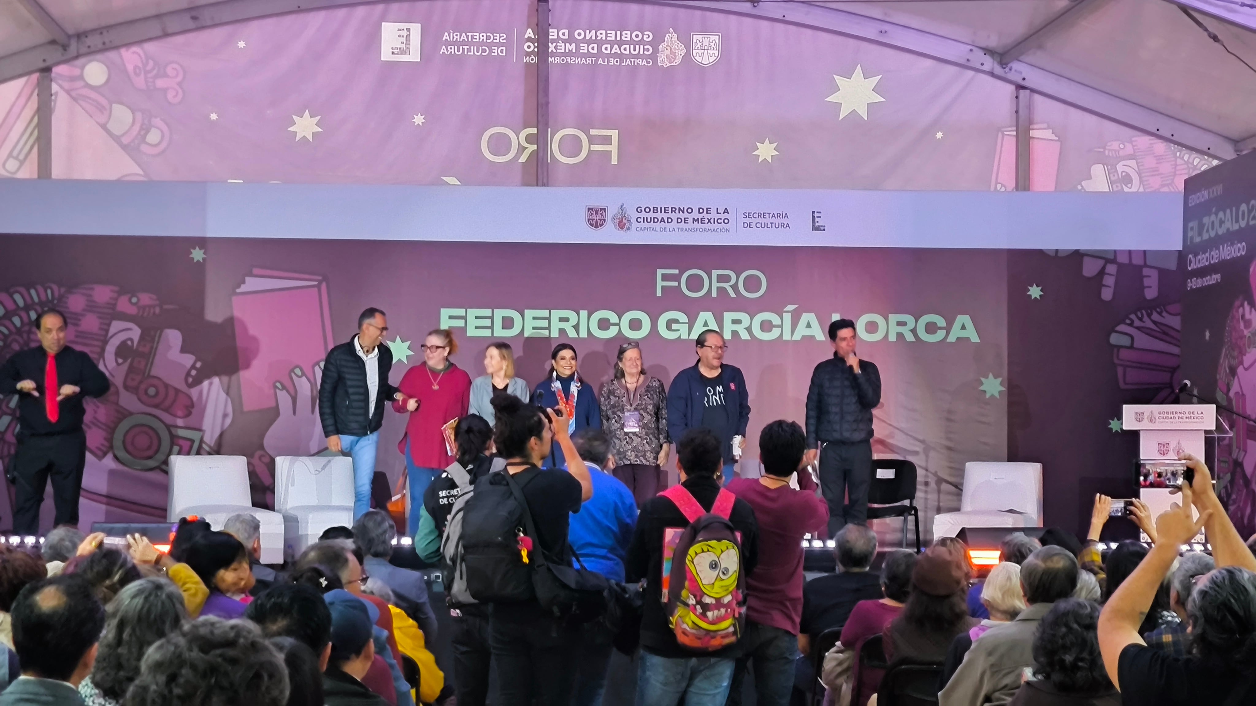 Un grupo de ponentes participa en un acto en el Foro Federico García Lorca durante la Feria Internacional del Libro del Zócalo en la Ciudad de México. (Selene Miranda/Infobae)