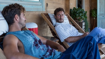 Maxi Iglesias y Sebastián Zurita en 'Todo lo que nunca fuimos'. (Javier Tolosa / Warner Bros. Pictures Spain)