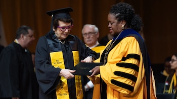 Billie Jean King se graduó a los 82 años: la leyenda del tenis obtuvo su título universitario seis décadas después de comenzar la carrera