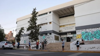 Piden prisión preventiva para la madre de una alumna que le desfiguró la cara a una maestra en Neuquén