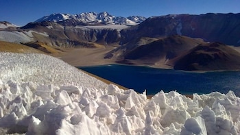 La acumulación de nieve y las formaciones de penitentes condicionan la apertura del paso hacia el cráter fuera de la temporada de verano (Nueva Rioja)