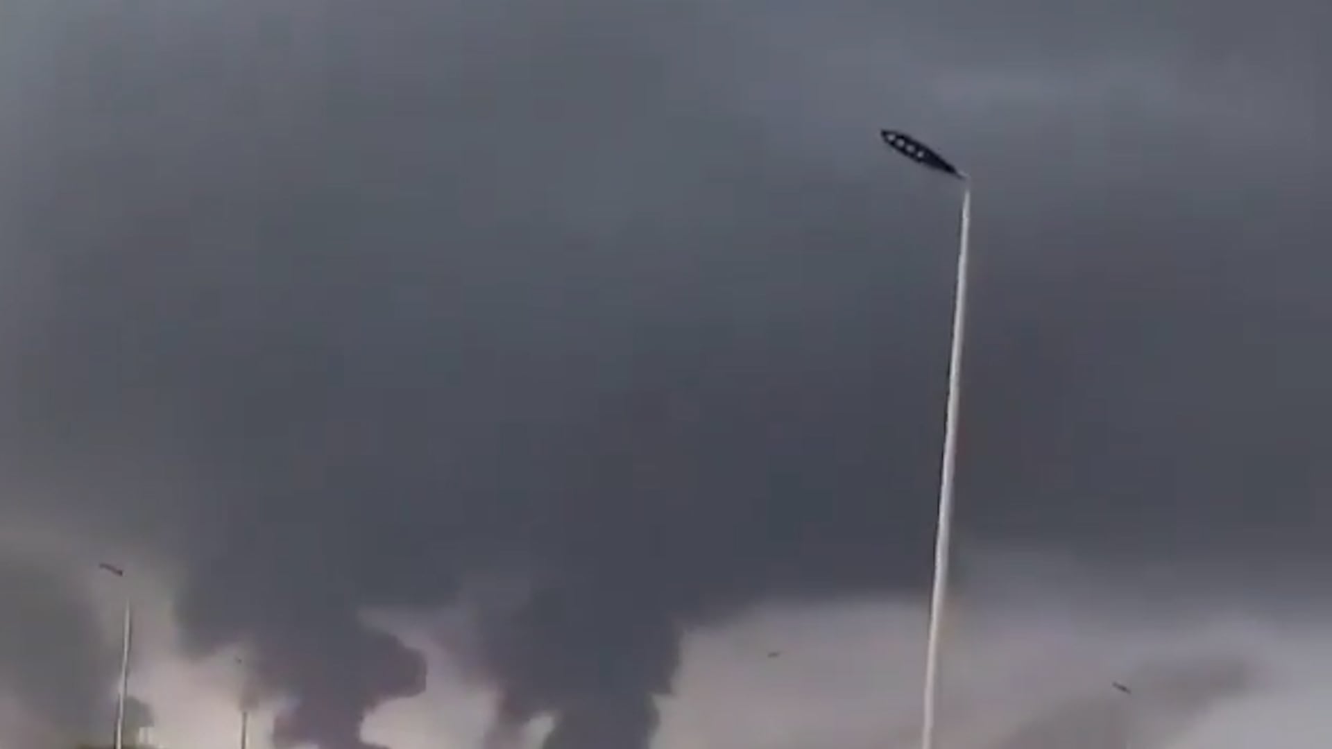 El portavoz militar Yahya Saree declaró que el grupo había atacado instalaciones operadas por la petrolera saudí Aramco en Jizan y Yanbu utilizando drones y misiles