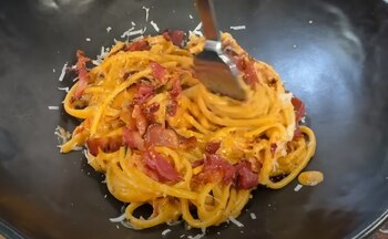 Plato de pasta cocinado por