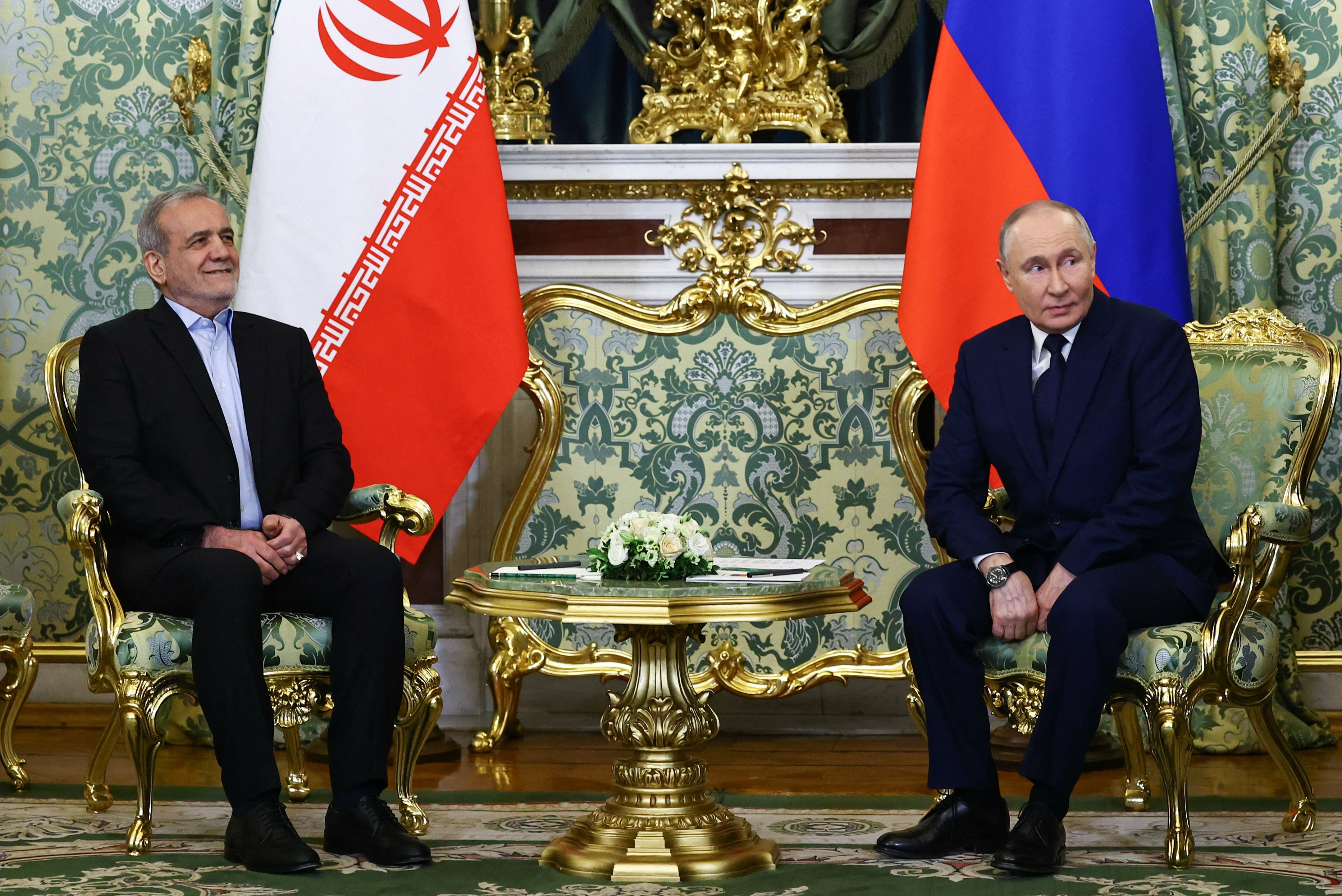 Vladimir Putin y el jefe de Estado iraní, Masoud Pezeshkian, durante una reunión en Moscú (REUTERS/Evgenia Novozhenina)