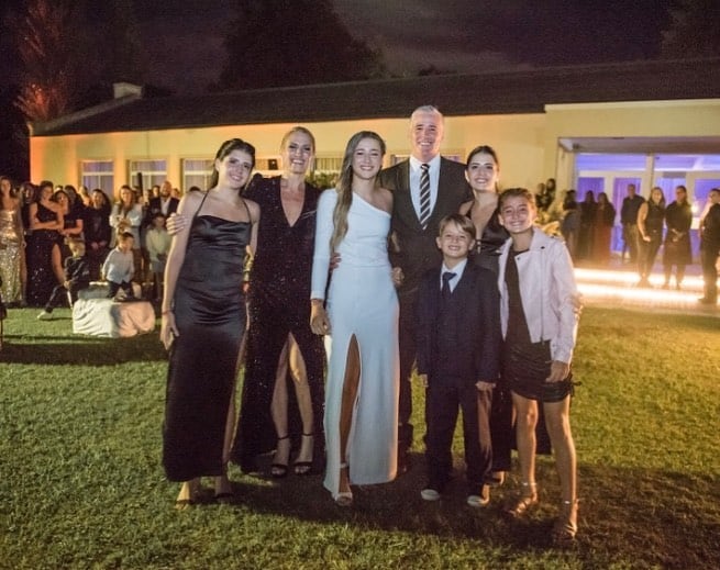 Mercedes Diz junto a su padre Facundo y su familia