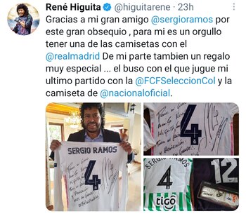Con camiseta de Atlético Nacional,