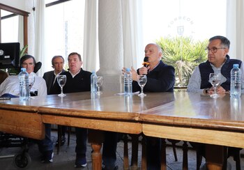 Grindetti presentó una mesa de