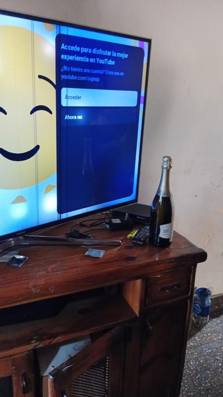 El vino espumante de la pareja en la casa del detenido