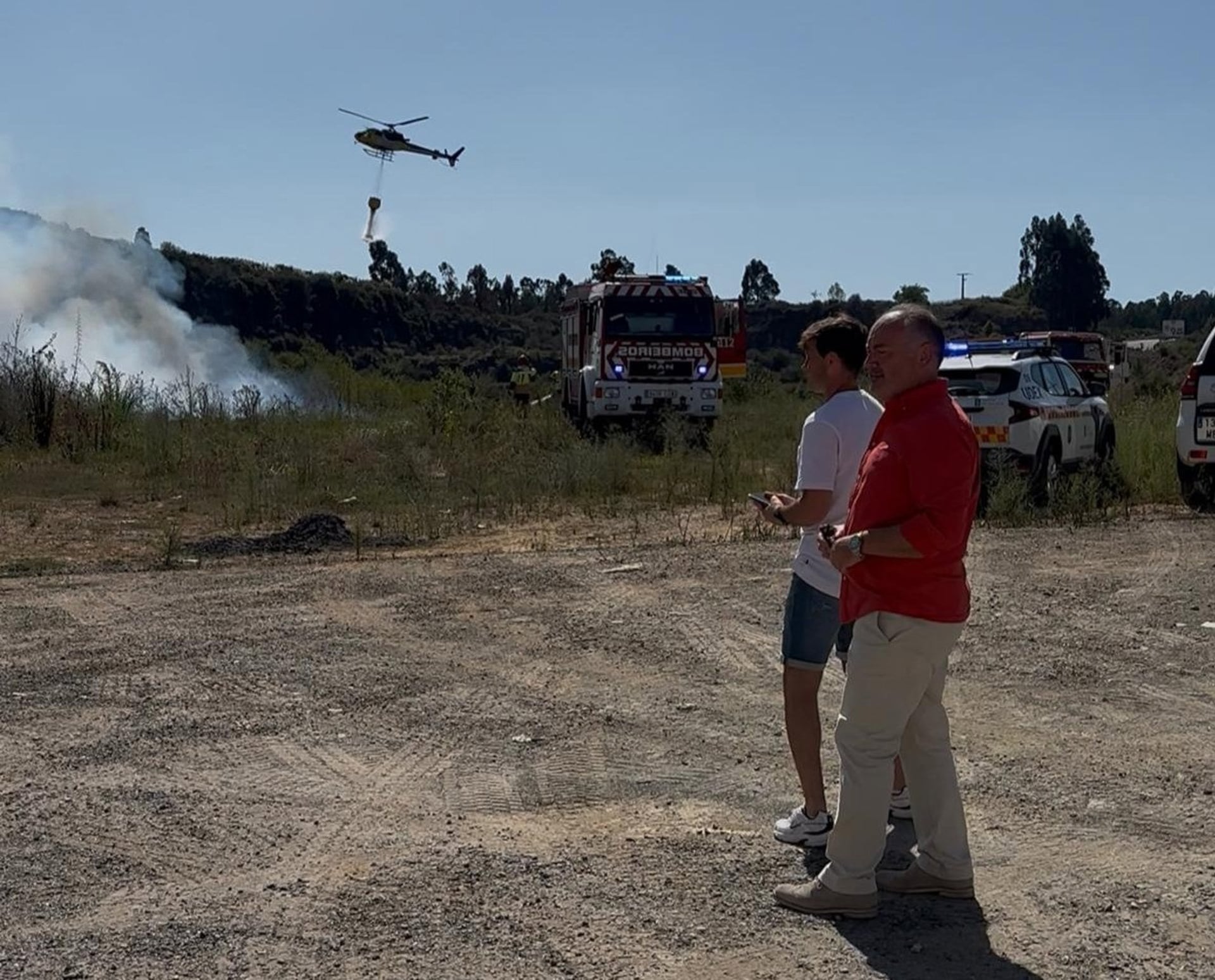 06/09/2026 El alcalde de Culleredo (A Coruña) acude al incendio declarado en el monte Costa este domingo, a 6 de septiembre de 2026..
Culleredo (A Coruña) ha registrado en la tarde de este domingo un incendio forestal, que se inició a las 14.18 horas en el monte Costa. Según el Ayuntamiento, todo apunta a que fue causado durante el lanzamiento de los fuegos artificiales de las fiestas patronales de la parroquia homónima, que se están celebrando este fin de semana.
SOCIEDAD
AYUNTAMIENTO DE CULLEREDO
