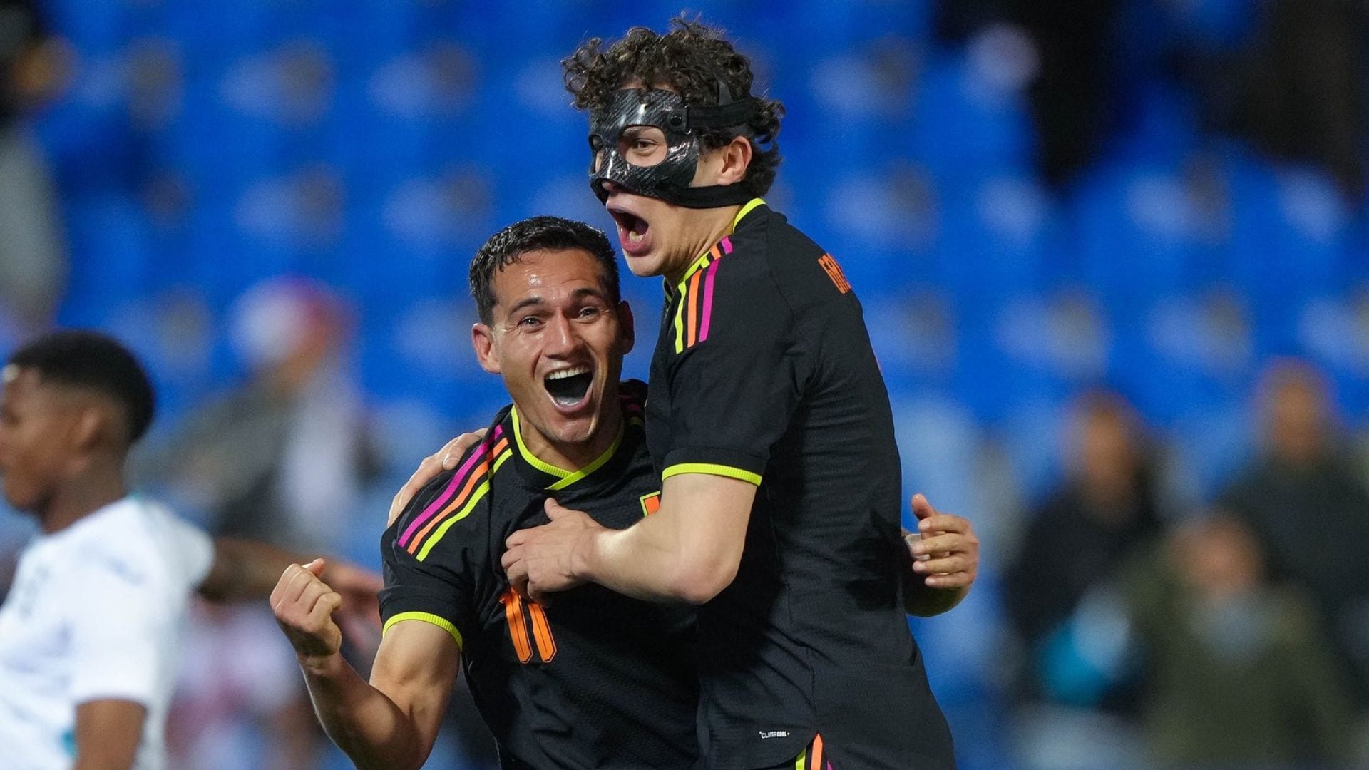 Jairo Vélez gritando su doblete ante Honduras, secundado por Fabio Gruber. - Crédito: FPF