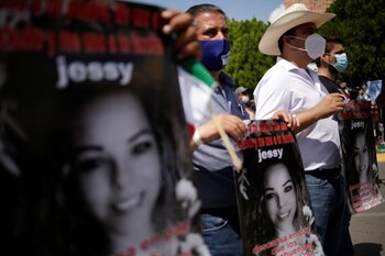 Las personas sostienen carteles mientras asisten a una protesta contra la decisión del gobierno mexicano de desviar el agua de la presa La Boquilla a EEUU y para exigir justicia por el asesinato de Jessica Estrella silva Zamarripa por elementos de la Guardia Nacional (Foto: REUTERS / Jose Luis Gonzalez/ foto de archivo)