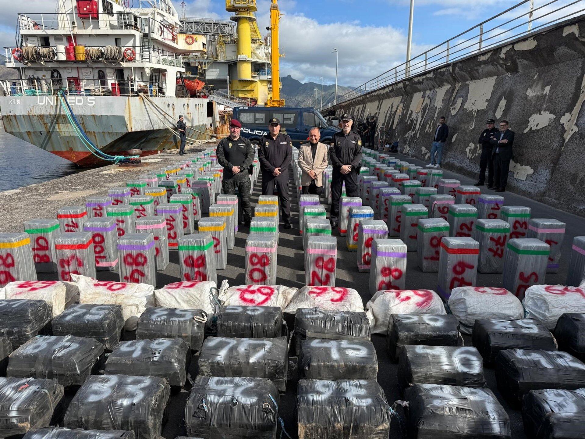 Operativo policial sobre un buque mercante con cocaína cerca de Canarias