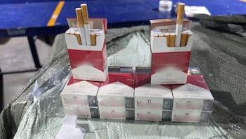 Parte de los cigarros asegurados por autoridades federales. Crédito: Marina