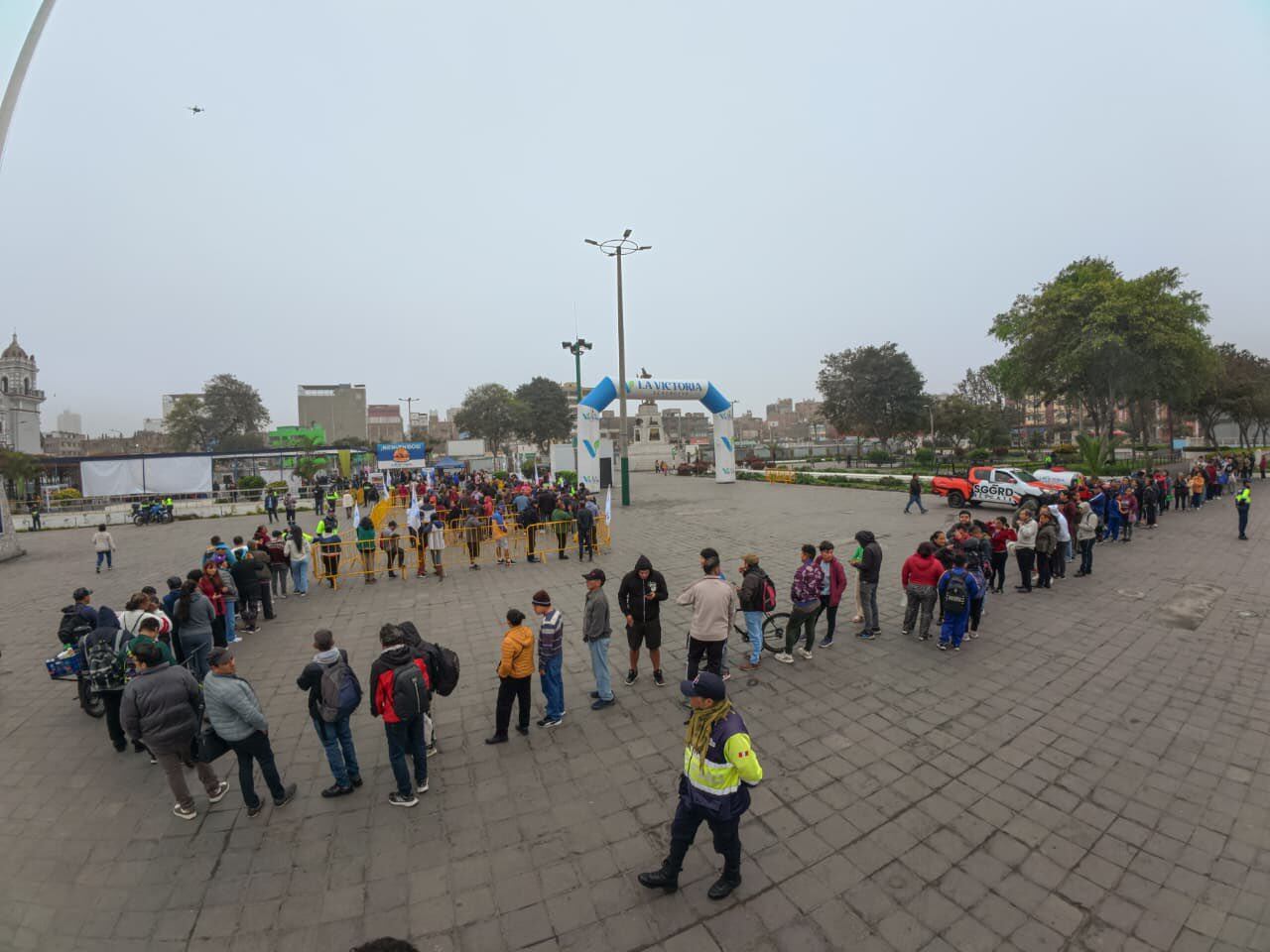 Participantes disfrutan del desayuno tradicional mientras animan a Perú en la gran final contra Venezuela.