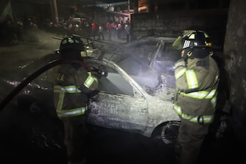 Varios vehículos particulares y tres autopatrullas fueron calcinadas por el fuego. (Bomberos Voluntarios)
