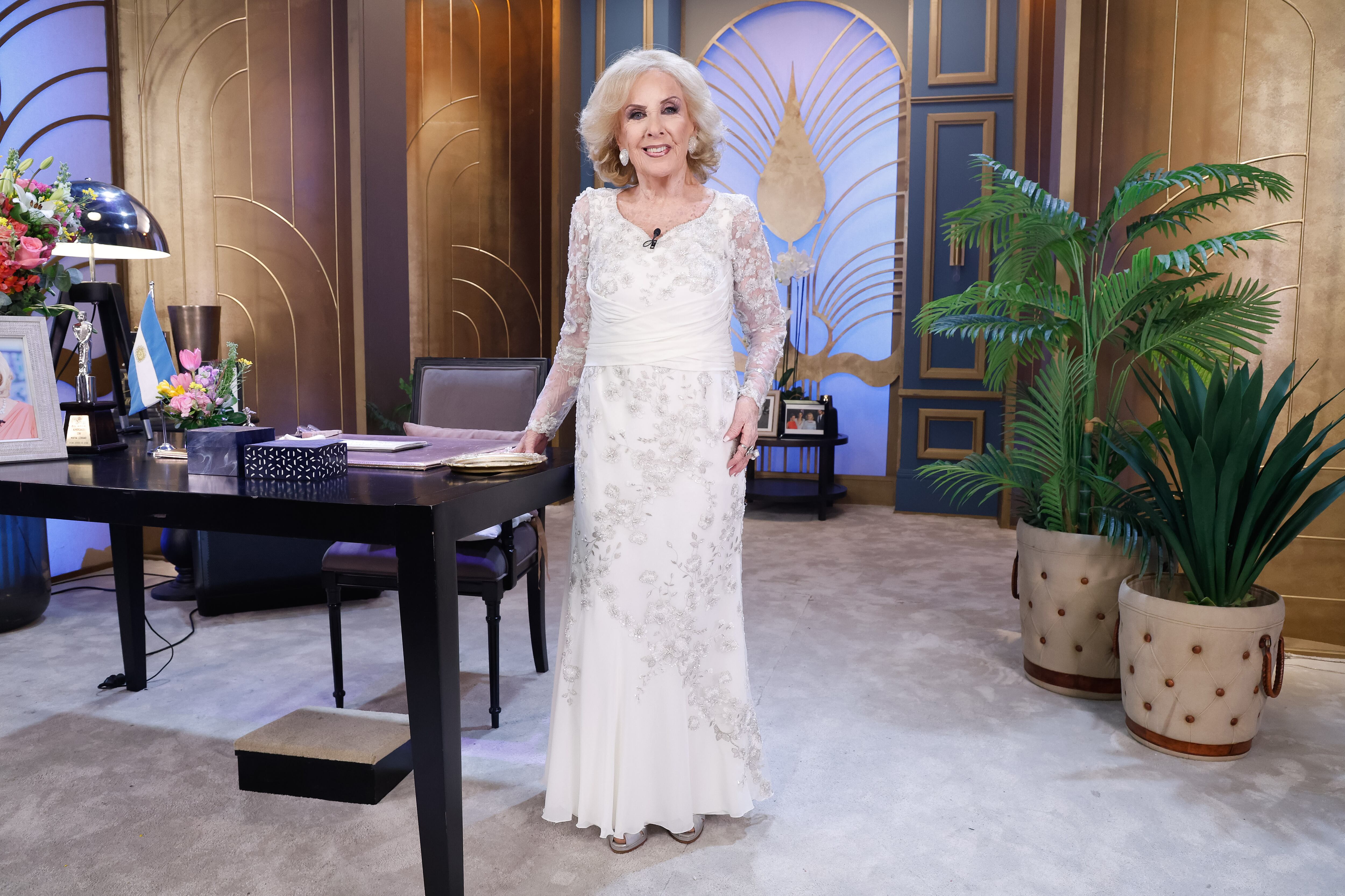 Mirtha volvió a elegir un vestido de Iara para La Noche de Mirtha (Foto: Prensa El Trece)