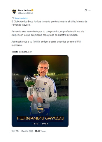 Fernando Gayoso, hombre de cabello gris, sostiene un trofeo plateado con forma de balón de fútbol, vistiendo una chaqueta de Boca Juniors en un campo de noche